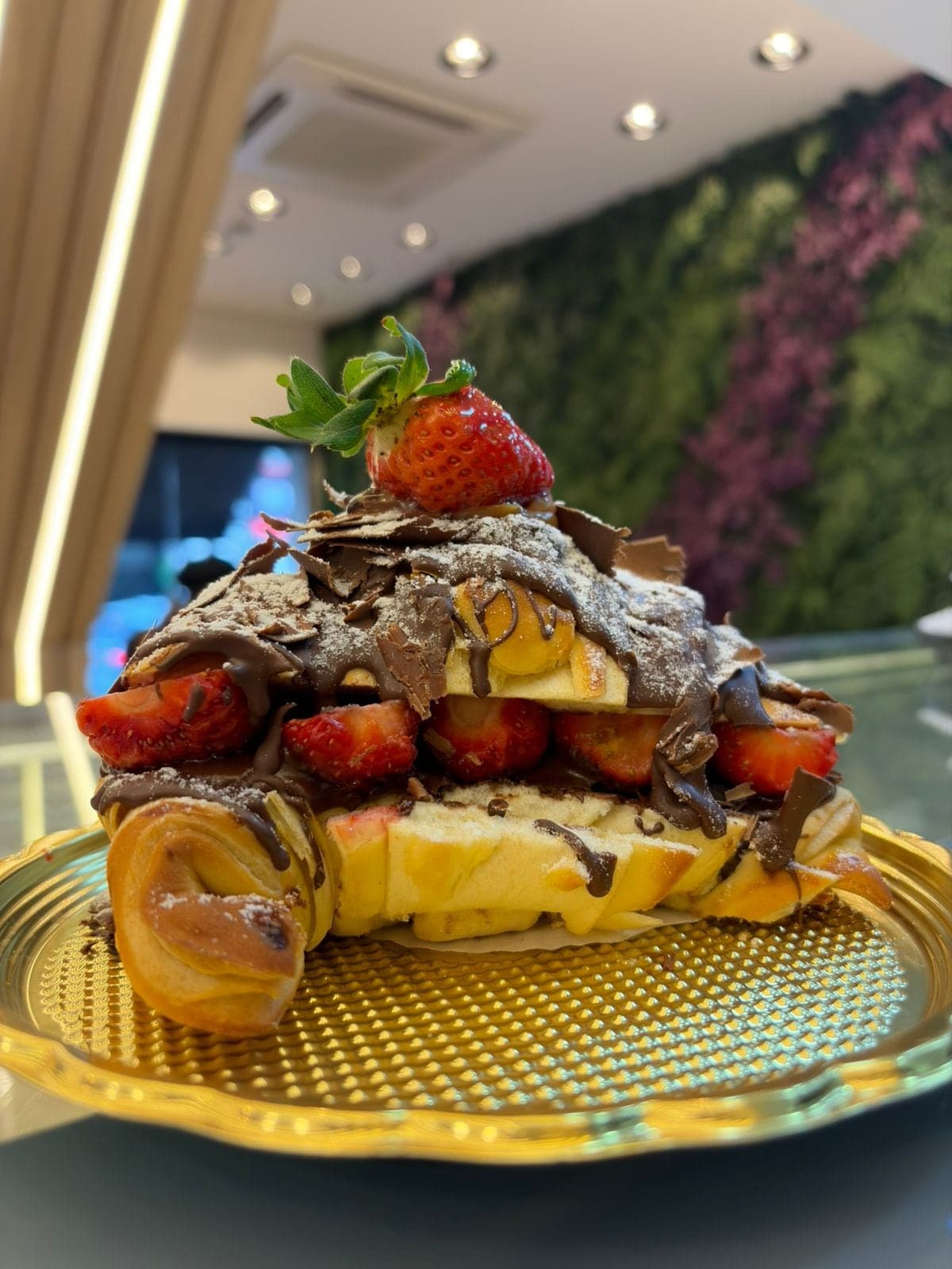 Croissant com morangos e chocolate da Panificadora Vaccari