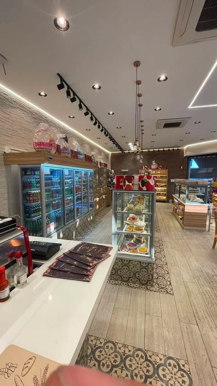Interior da Vaccari com vitrines, iluminação e piso estampado